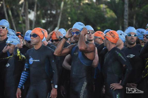 Concentração dos atletas antes da largada do triatlo de Caiobá, litoral do Paraná
